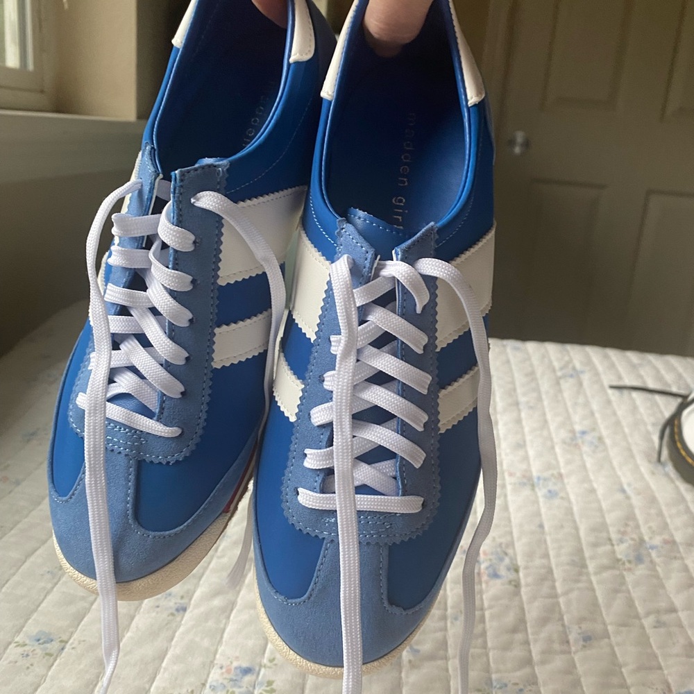 Madden Girl Jumper sneaker 💙